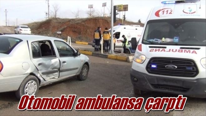 Otomobil ambulansa çarptı