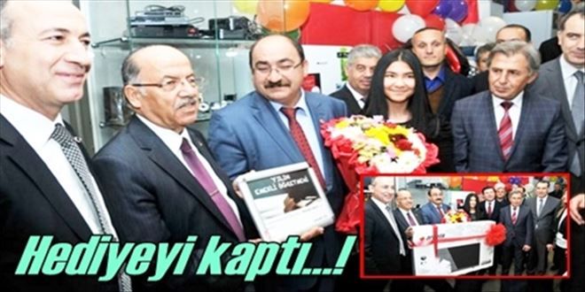 Yılın öğretmeni hediyeyi kaptı