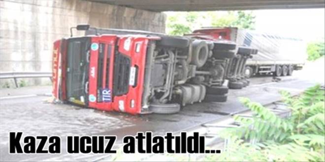 Tır, otomobile çarparak devrildi