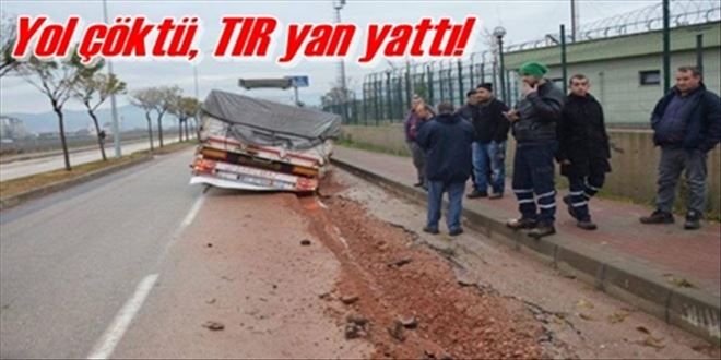 Yol çöktü, TIR yan yattı!