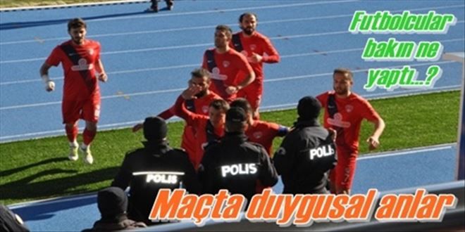 Futbolcular galibiyeti  polislere armağan etti