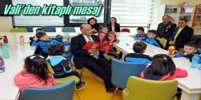 Çocuklarla kitap okudu