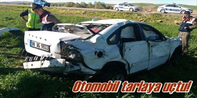 Otomobil tarlaya uçtu!