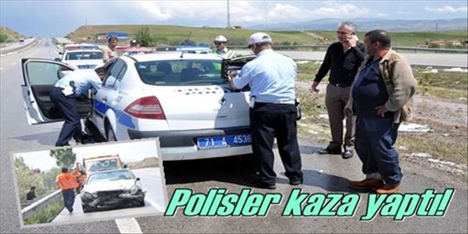 Polisler kaza yaptı!