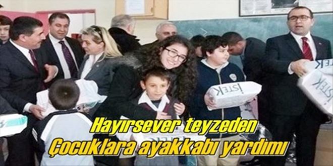 Öğrencilere ayakkabı hediye etti
