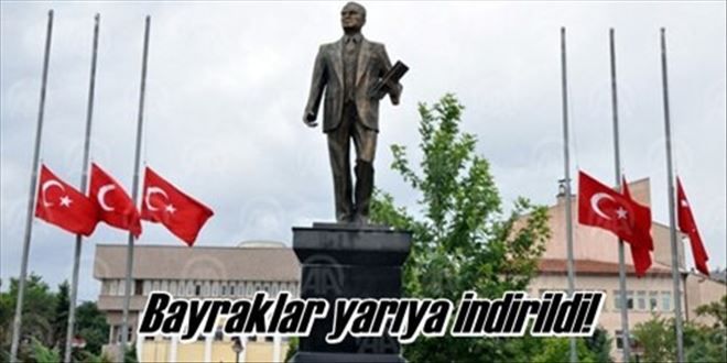 Bayraklar yarıya indirildi