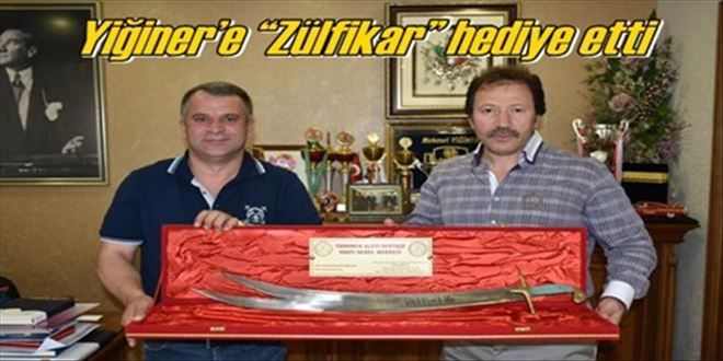 Özdemir,  Yiğiner´e ?Zülfikar? hediye etti
