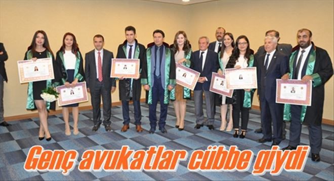 Genç avukatlar cübbe giydi