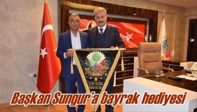 Başkan Sungur´a bayrak hediyesi