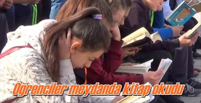 Öğrenciler meydanda kitap okudu