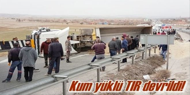 Kum yüklü TIR devrildi!