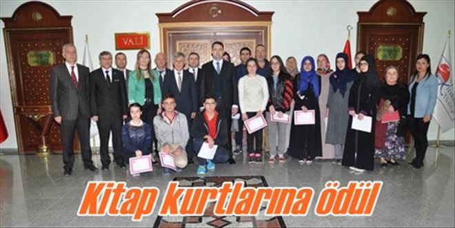 Öğrencileri Vali ödüllendirdi