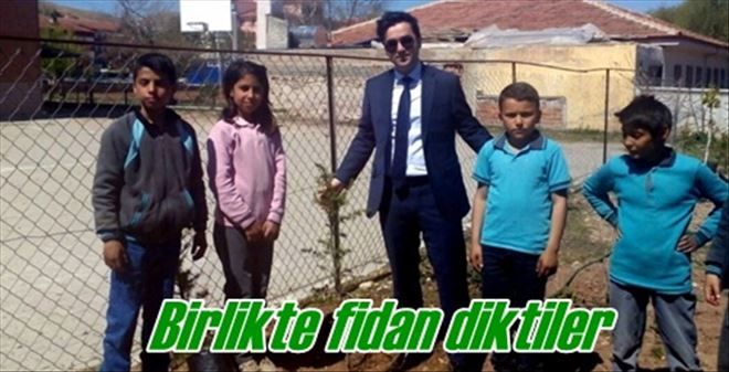 Öğrencilerle fidan dikti