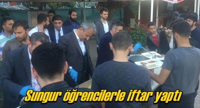Sungur, gençlerle iftarda buluştu