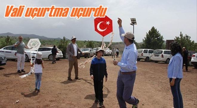 Vali çocuklarla uçurtma uçurdu