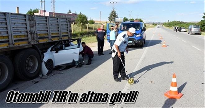 Otomobil TIR´ın altına girdi!