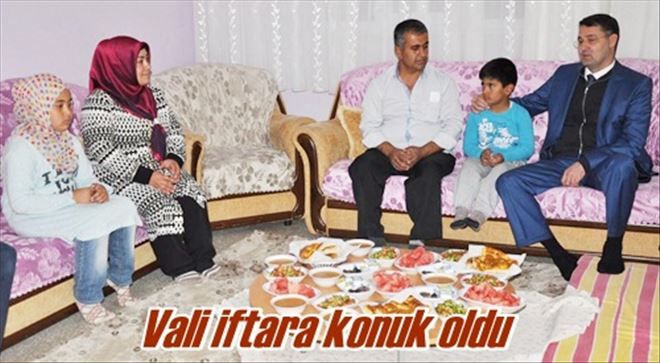 Vali evde iftara katıldı