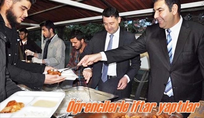 Vali iftarını öğrencilerle açtı