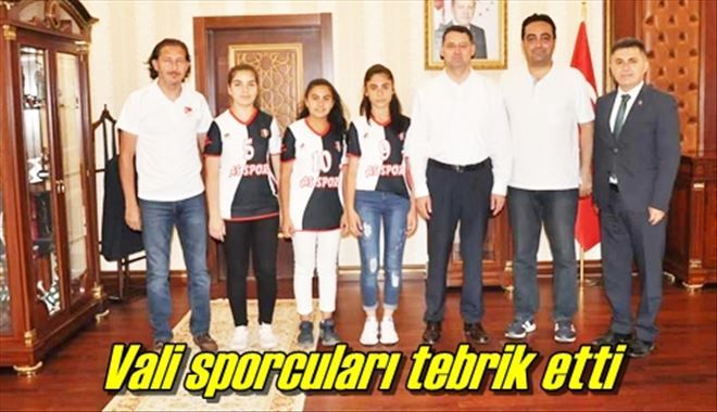 Bayan futbolcuları kabul etti