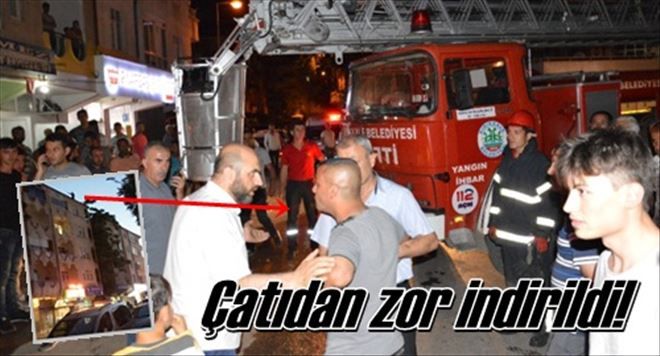 Vatandaş çatıya çıktı!