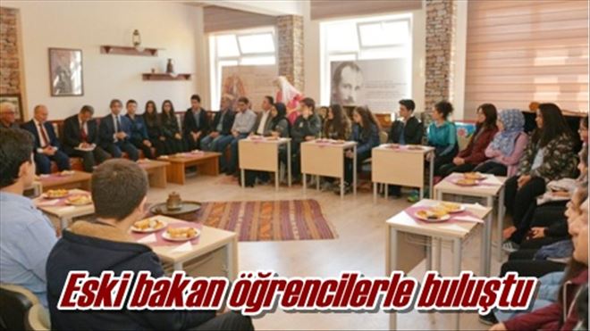 Eski bakan öğrencilerle buluştu