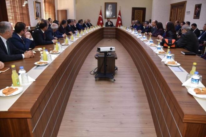 Vali vedalaştı
