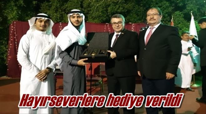 Hayırseverlere Hediye verildi