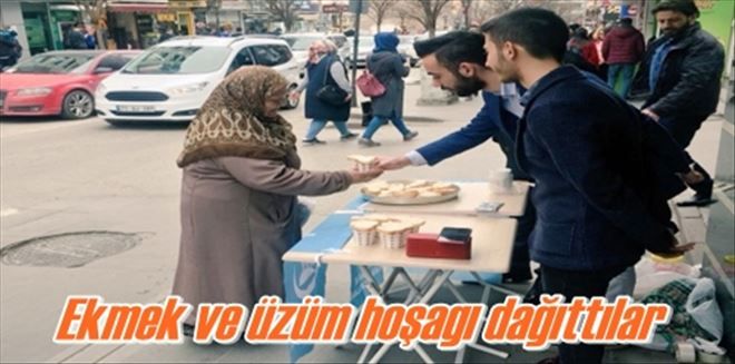 Ekmek ve üzüm hoşafı dağıttılar