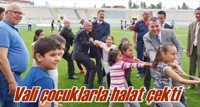 Vali çocuklarla halat çekti