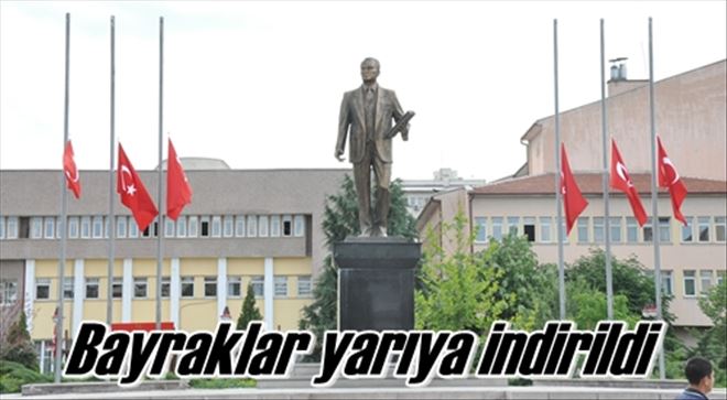 Bayraklar yarıya indirildi