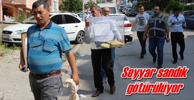 Seyyar sandık götürülüyor