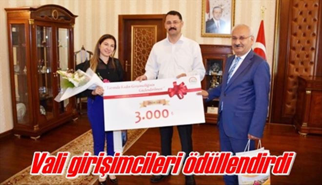 Vali ödüllendirdi