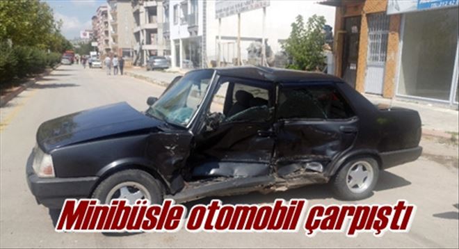 Minibüsle otomobil çarpıştı