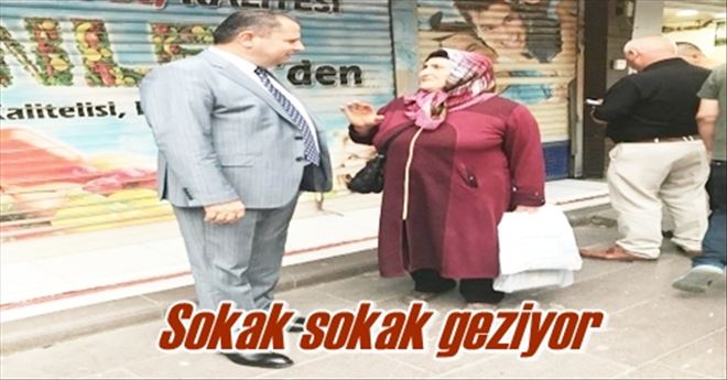 Sokak sokak geziyor