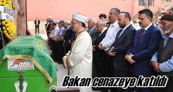 Bakan cenazeye katıldı