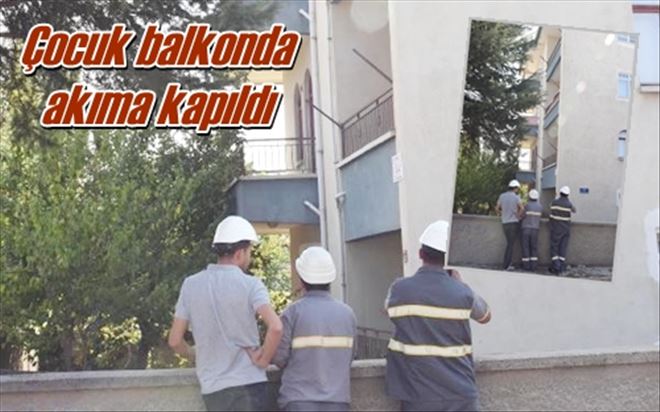Balkonda akıma kapıldı