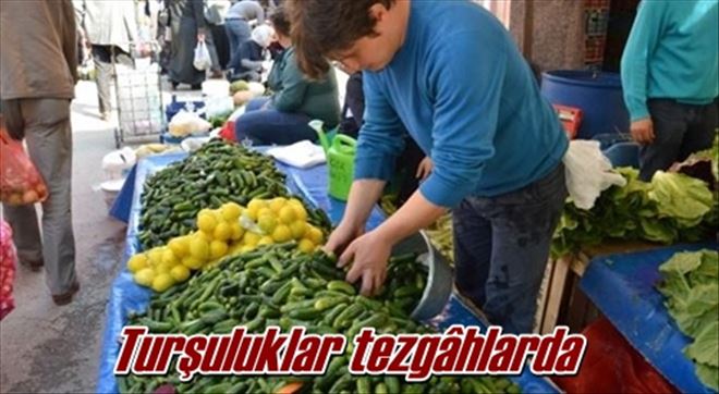 Turşuluklar tezgâhlardaki yerini aldı