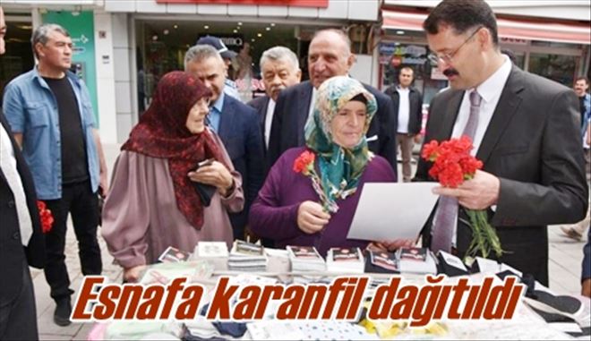 Esnafa karanfil dağıtıldı