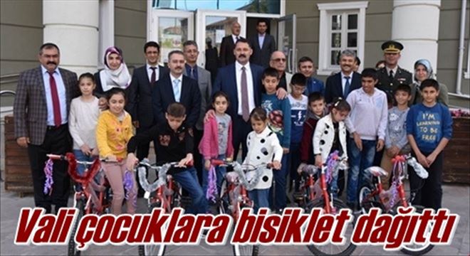 Vali çocuklara bisiklet dağıttı