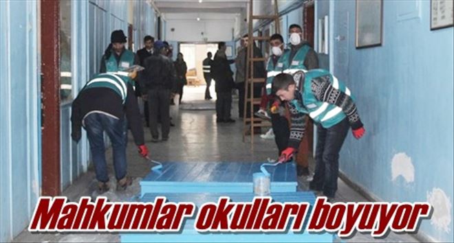 Mahkumlar okulları boyuyor