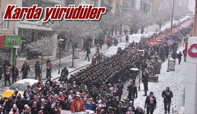 Karda yürüdüler