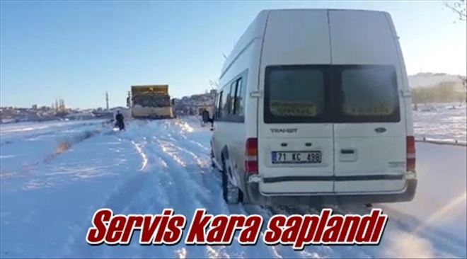 Servis kara saplandı