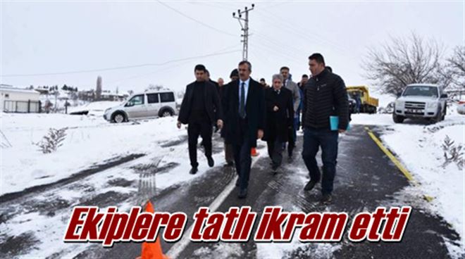 Ekiplere tatlı ikram etti