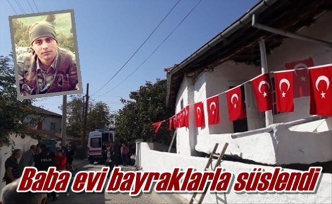 Baba evi bayraklarla süslendi