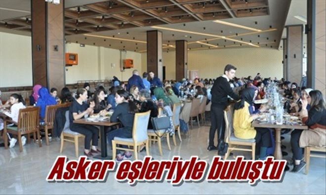 Asker eşleriyle buluştu