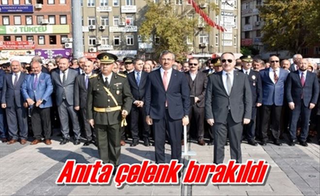 Anıta çelenk bırakıldı