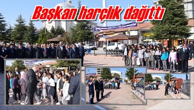 Başkan harçlık dağıttı