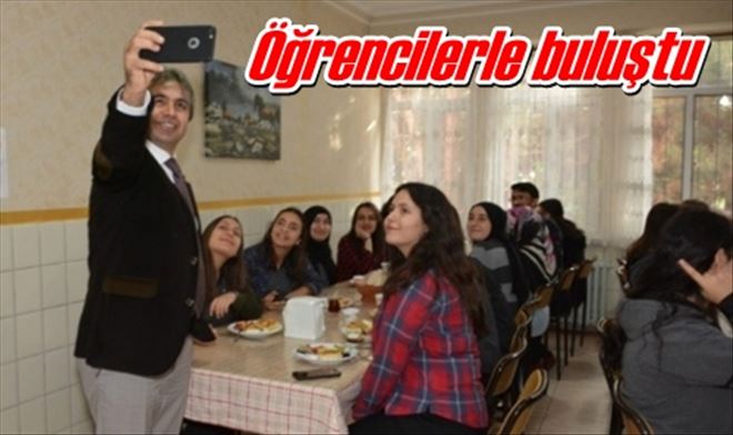 Öğrencilerle buluştu