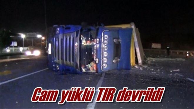 Cam yüklü TIR devrildi