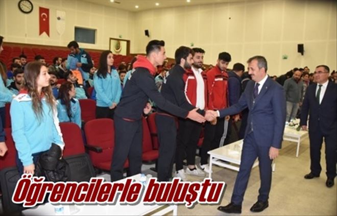 Öğrencilerle buluştu